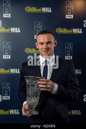 Wayne Rooney de Manchester United pose avec ses prix de football Writers Association lors d'un dîner de gala FWA au Savoy, Londres. Banque D'Images