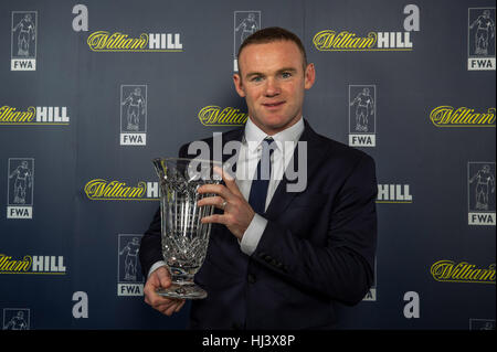 De Manchester United Wayne Rooney pose avec son prix de l'Association des écrivains de Football lors d'un dîner de Gala AFSF au Savoy de Londres. Banque D'Images