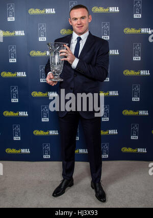 De Manchester United Wayne Rooney pose avec son prix de l'Association des écrivains de Football lors d'un dîner de Gala AFSF au Savoy de Londres. Banque D'Images