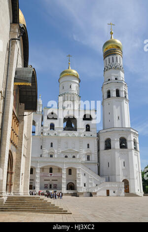L'hypothèse beffroi et Ivan le Grand clocher à la place de la cathédrale à Moscou Kremlin Banque D'Images