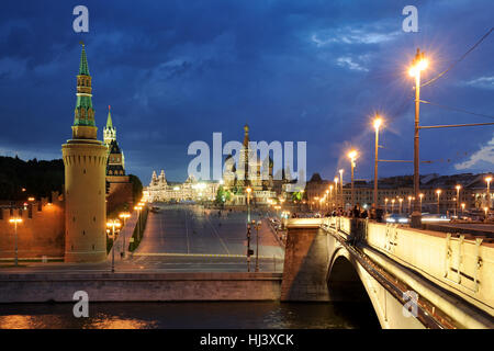 La pente de Saint-Basile au crépuscule. Vue du pont Moskvoretsky Bolchoï sur la Place Rouge de nuit. Moscou, Russie. Banque D'Images