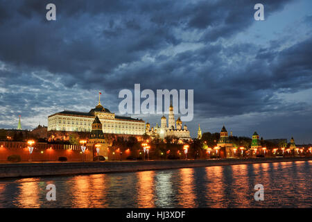 Kremlin réflexions à crépuscule de printemps. Vue d'ensemble architectural du Kremlin de Moscou Sofiyskaya remblai. La Russie Banque D'Images