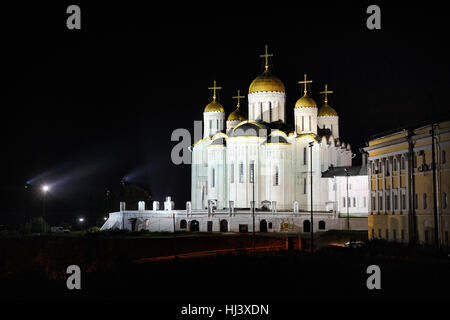 Lumières sur les cinq magnifiques en pierre blanche un dôme de la Dormition (Assomption) Cathédrale de Vladimir, Russie Banque D'Images