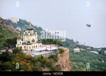 Foros Église de la résurrection du Christ sur Red Cliff - belle vue de Baidarsky Pass. La Crimée, la Russie. Banque D'Images