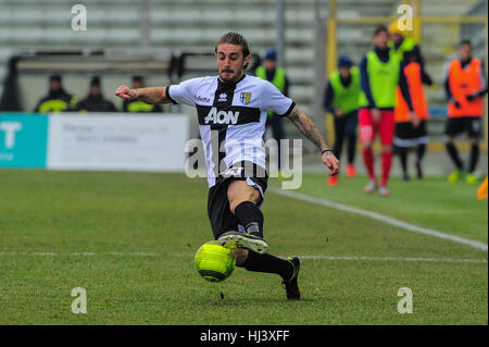 Parme, Italie. 22 janvier, 2017. Parma Calcio 1913 vs Santarcangelo Nazionale Lega Pro à Parme au stade Tardini. Battre Parme Santarcangelo 1 à 0. Leonardo Nunzella Parme defender pendant le Championnat National Pro Lega Calcio 1913 match entre Parme et Santarcangelo au stade Tardini de Parme. Credit : Massimo Morelli/Pacific Press/Alamy Live News Banque D'Images