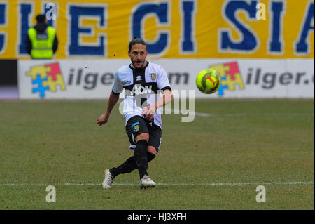 Parme, Italie. 22 janvier, 2017. Parma Calcio 1913 vs Santarcangelo Nazionale Lega Pro à Parme au stade Tardini. Battre Parme Santarcangelo 1 à 0. Davide Giorgino Parma le milieu de terrain du championnat national au cours de la Lega Pro match entre Parme et Santarcangelo Calcio 1913 au Stade Tardini de Parme. Credit : Massimo Morelli/Pacific Press/Alamy Live News Banque D'Images