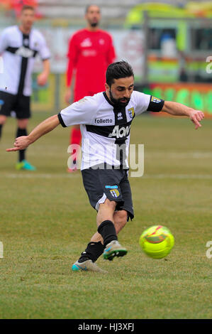 Parme, Italie. 22 janvier, 2017. Parma Calcio 1913 vs Santarcangelo Nazionale Lega Pro à Parme au stade Tardini. Battre Parme Santarcangelo 1 à 0. Le milieu de terrain de Parme Francesco Corapi pendant le Championnat National Pro Lega Calcio 1913 match entre Parme et Santarcangelo au stade Tardini de Parme. Credit : Massimo Morelli/Pacific Press/Alamy Live News Banque D'Images