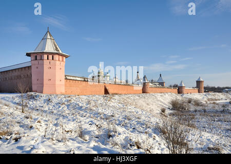 Monastère puissant murs et tours de Spaso-Yevfimyev monastère à la Banque du haut de la rivière Kamenka. Paysages urbains de Suzdal, Russie Banque D'Images