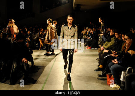 Paris, France. 22 janvier, 2017. Le défilé à pied des modèles au cours de Sean Suen Studio show à Paris Men's Fashion Week automne/hiver. Credit : Gaetano Piazzolla/Pacific Press/Alamy Live News Banque D'Images