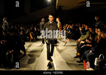 Paris, France. 22 janvier, 2017. Le défilé à pied des modèles au cours de Sean Suen Studio show à Paris Men's Fashion Week automne/hiver. Credit : Gaetano Piazzolla/Pacific Press/Alamy Live News Banque D'Images