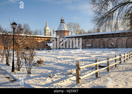 Jardin du monastère sous la neige. Au motif de ,St. Euthymius monastère à Suzdal, la Russie. Banque D'Images