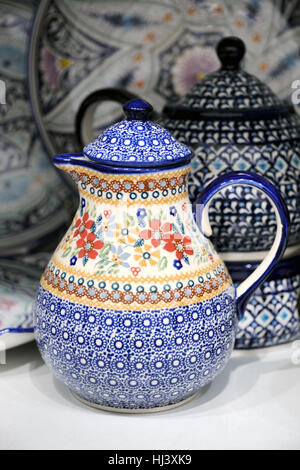 La poterie peinte main ouzbek verseuse. Céramiques Artisanales de style ancien de l'Ouzbékistan peint avec ornements nationaux traditionnels Banque D'Images