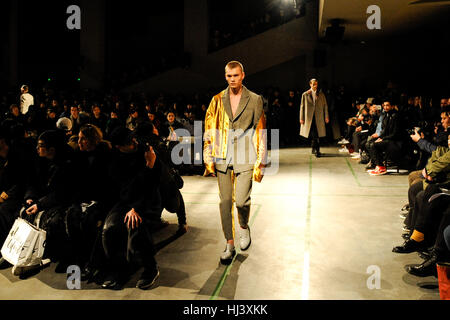 Paris, France. 22 janvier, 2017. Le défilé à pied des modèles au cours de Sean Suen Studio show à Paris Men's Fashion Week automne/hiver. Credit : Gaetano Piazzolla/Pacific Press/Alamy Live News Banque D'Images