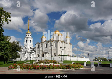 Ensemble architectural de l'ancienne cathédrale de l'Assomption dans le cadre d'un Cloud-Filled Ciel. Vladimir, Russie Banque D'Images