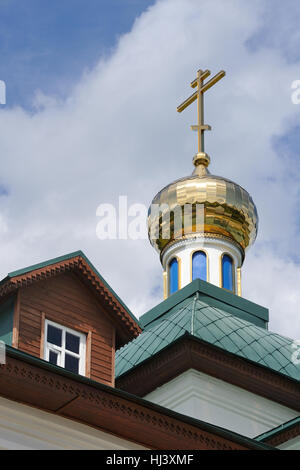 Dôme d'or avec la Croix de l'église Vladimirskaya dans le village Borodino (Mytishchi) Banque D'Images