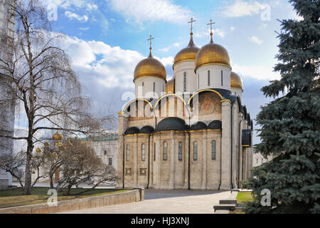 Magnifique Cathédrale de l'assomption entourée d'arbres. Kremlin de Moscou, Russie. Banque D'Images