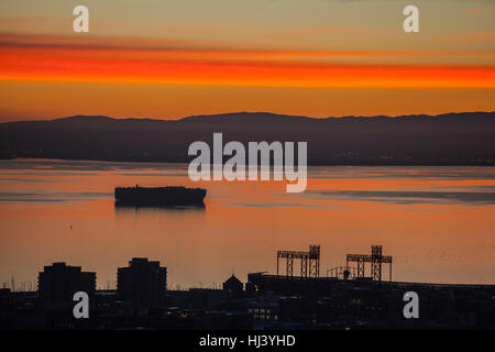 Aube colorée sur la baie de San Francisco en Californie. Banque D'Images