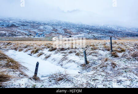 Le froid, la neige d'une scène dans l'Islande montre une rivière gelée et de glace au cours de la campagne d'herbe un jour d'hiver. Banque D'Images