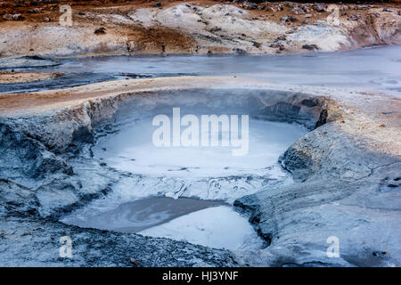 Vapeur naturelle passant de cheminées volcaniques dans la terre à Hverir en Islande près du lac Myvatn Banque D'Images