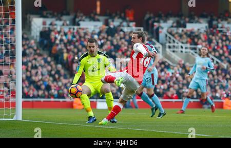 L'arsenal Nacho Monreal met Thomas Heaton de Burnley sous pression pendant le premier match de championnat entre Arsenal et Burnley à l'Emirates Stadium de Londres. 22 janvier, 2017. Utilisez UNIQUEMENT ÉDITORIALE Banque D'Images