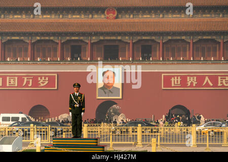 Garde côtière canadienne et le portrait de Mao Zedong à la porte de Tiananmen, Beijing, République populaire de Chine, l'Asie Banque D'Images