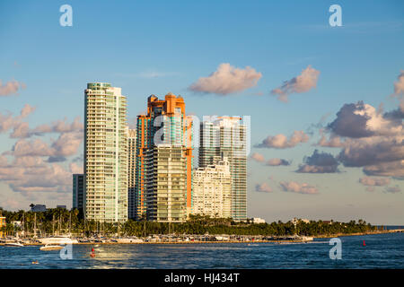 Tours de condominiums modernes le long de Miami Beach Waterfront Banque D'Images