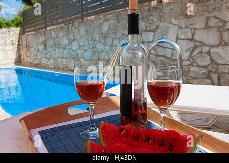 2 verres et une bouteille de vin au bord de la piscine, de la romance Banque D'Images