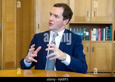 George Osborne, ancien chancelier de l'Échiquier et maintenant économiste d'investissements Blackrock dans son bureau. Banque D'Images