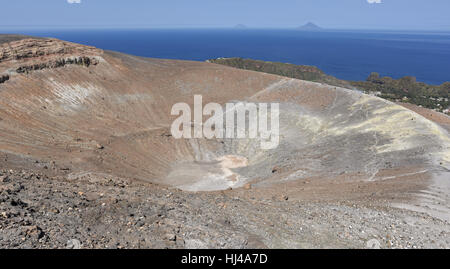 Randonnées autour de l'impressionnant cratère principal de l'île de Vulcano avec Alicudi et Filicudi dans la distance Banque D'Images