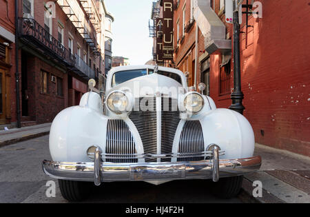 Cadillac vintage car, Freedom Trail, Prince Street, North End, Boston, Massachusetts, USA Banque D'Images