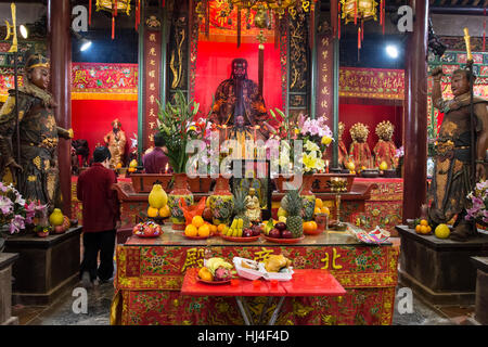 Fidèles pendant qu'ils prient dans Temple Man Mo à Hong Kong Banque D'Images