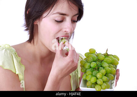 Jeune femme mange des raisins Banque D'Images