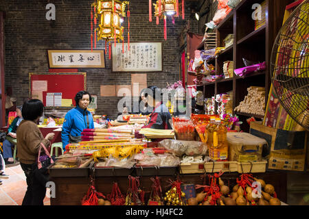 Fidèles pendant qu'ils prient dans Temple Man Mo à Hong Kong Banque D'Images