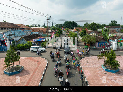 Intersection, trafic, rue avec des pousse-pousse, les voitures et les cyclistes, Yogyakarta, Java, Indonésie Banque D'Images
