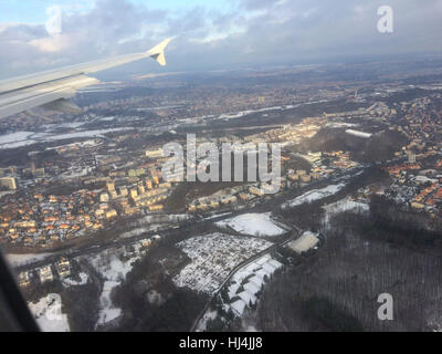 La rue Plzenska et Julie District à Prague, République tchèque. Vue aérienne sur la photo de l'avion. La rue Plzenska est le plus grand street divisé la photo de gauche à droite. Le Greyhound Park Motol, l'Autodrome est vu dans l'avant-plan. Les districts derrière la rue sont Homolka et Julie (de gauche à droite). Banque D'Images