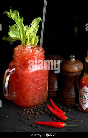 Bloody Mary ou Ceasar avec céleri en pot Mason parsemé de poivre noir Banque D'Images