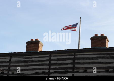 Ancienne gloire vole dans le ciel bleu clair sur le Vieux Fort à Fort Wayne, Indiana, USA.