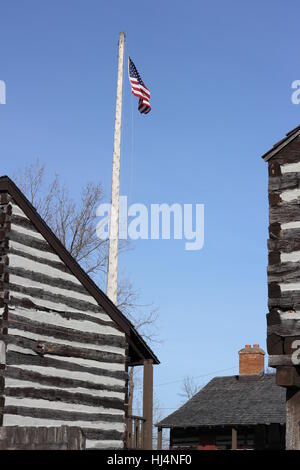 Le drapeau Américain vole dans le ciel bleu clair au cours de la vieille ville historique de Fort Wayne de Fort Wayne, Indiana, USA Banque D'Images