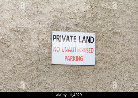Les terres privées - Pas de parking non autorisé signe sur mur Banque D'Images