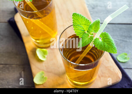 Thé Kombucha pro super aliments boissons biotiques dans les verres à la menthe sur fond de bois - maison organique saine boisson probiotique fermenté Banque D'Images