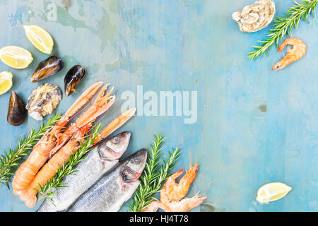 Des fruits de mer sur fond bleu Banque D'Images