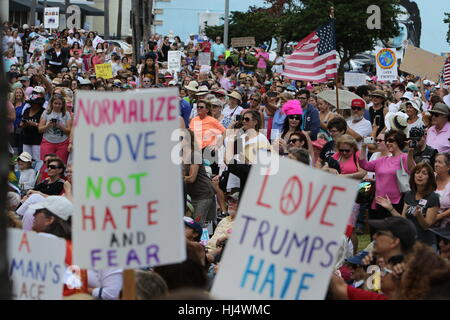 Plusieurs milliers de personnes, principalement des femmes, se sont réunis à l'Amphithéâtre Meyer à West Palm Beach pour protester contre l'investiture du président Donald Trump. Présidium Banque D'Images