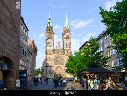 Nürnberg, Nuremberg : vieille ville, zone piétonne Karolinenstrasse et église Saint Lorenz, Mittelfranken, Middle Franconia, Bayern, Bavière, Allemagne Banque D'Images