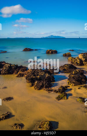 Photo prise à partir de Langs Beach avec Poule et îles de poulet à travers l'horizon Banque D'Images