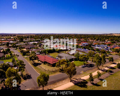 Vue plongeante sur la banlieue résidentielle d'un véhicule aérien sans pilote (UAV), ou drone. Banque D'Images