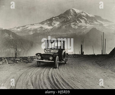 Detroit Electric auto sur tournée promotionnelle à travers les montagnes de Seattle à Mt. Rainier. La photographie montre la voiture électrique produite pour Anderson Voiture électrique Co. avec Mt. Rainier dans la distance. 1919 Banque D'Images