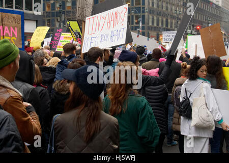 New York, USA. Janvier 21, 2017 - L'exécution des signes, on estime à 400 000 le nombre de personnes de tous âges ont défilé dans le centre de Manhattan le 21 janvier pour protester contre le président américain Donald Trump et politiques du comportement. De nombreux manifestants ont appelé à sa mise en accusation. Credit : Terese Loeb Kreuzer/Alamy Live News Banque D'Images