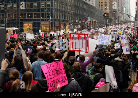 New York, USA. Janvier 21, 2017 - L'exécution des signes, on estime à 400 000 le nombre de personnes de tous âges ont défilé dans le centre de Manhattan le 21 janvier pour protester contre le président américain Donald Trump et politiques du comportement. De nombreux manifestants ont appelé à sa mise en accusation. C'est une photographie de la 42e rue au cours de la marche. Credit : Terese Loeb Kreuzer/Alamy Live News Banque D'Images