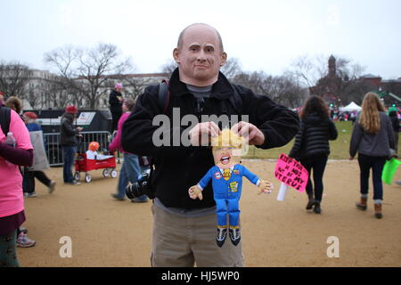 District de Columbia, Etats-Unis. 21 Jan, 2017. Un homme porte un masque du président russe Vladimir Poutine et est titulaire d'une poupée du président Donald Trump. Banque D'Images