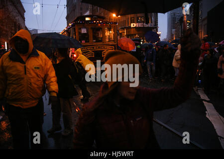 San Francisco, Californie, USA. 21 Jan, 2017. Plusieurs milliers de personnes vers le bas mars Market Street au cours de la Marche des femmes à San Francisco, Californie. Crédit : Joel Angel Juarez/ZUMA/Alamy Fil Live News Banque D'Images